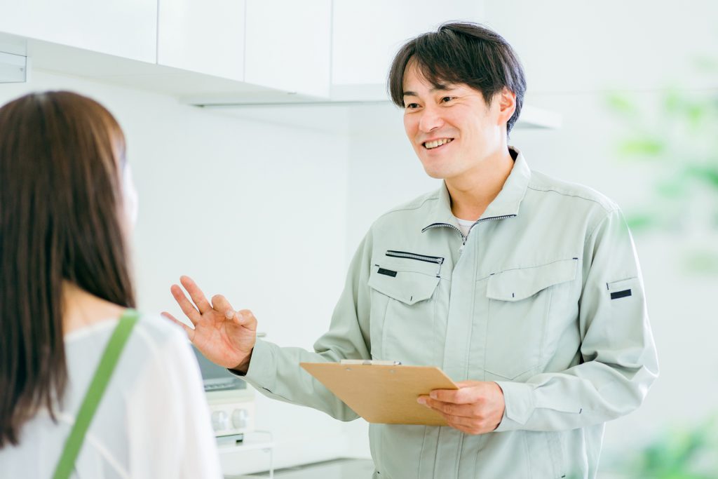 説明をする男性