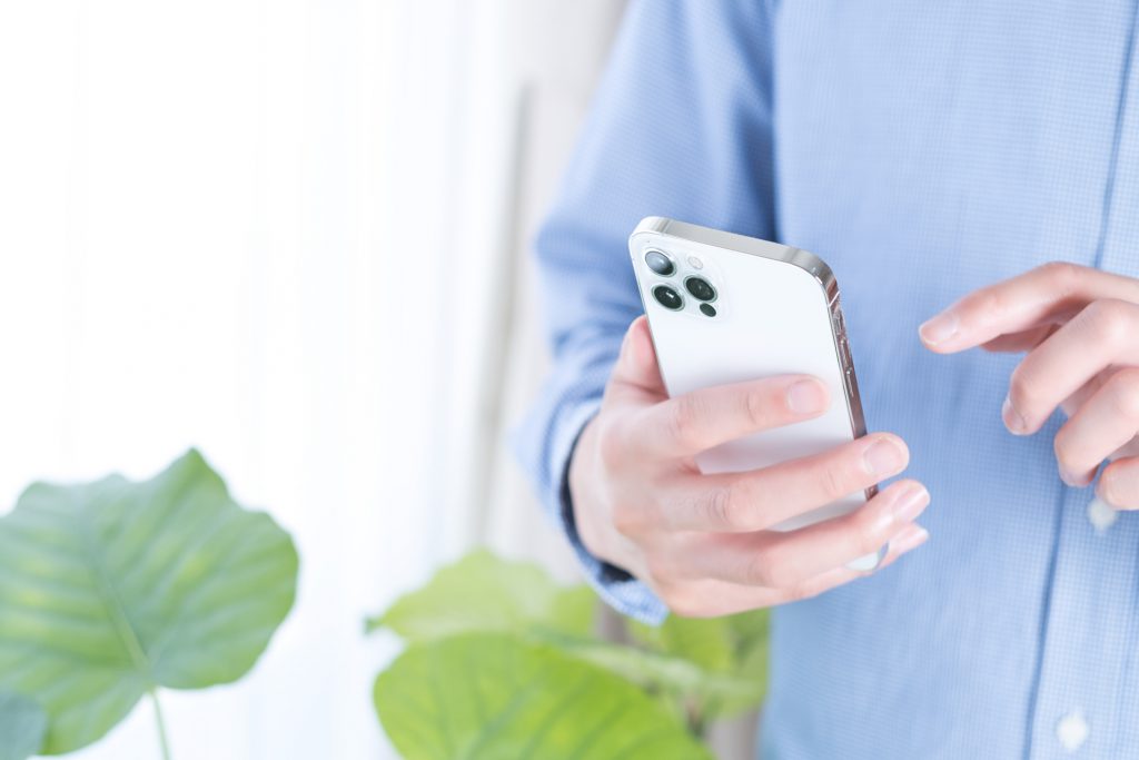 スマートフォンを操作する男性